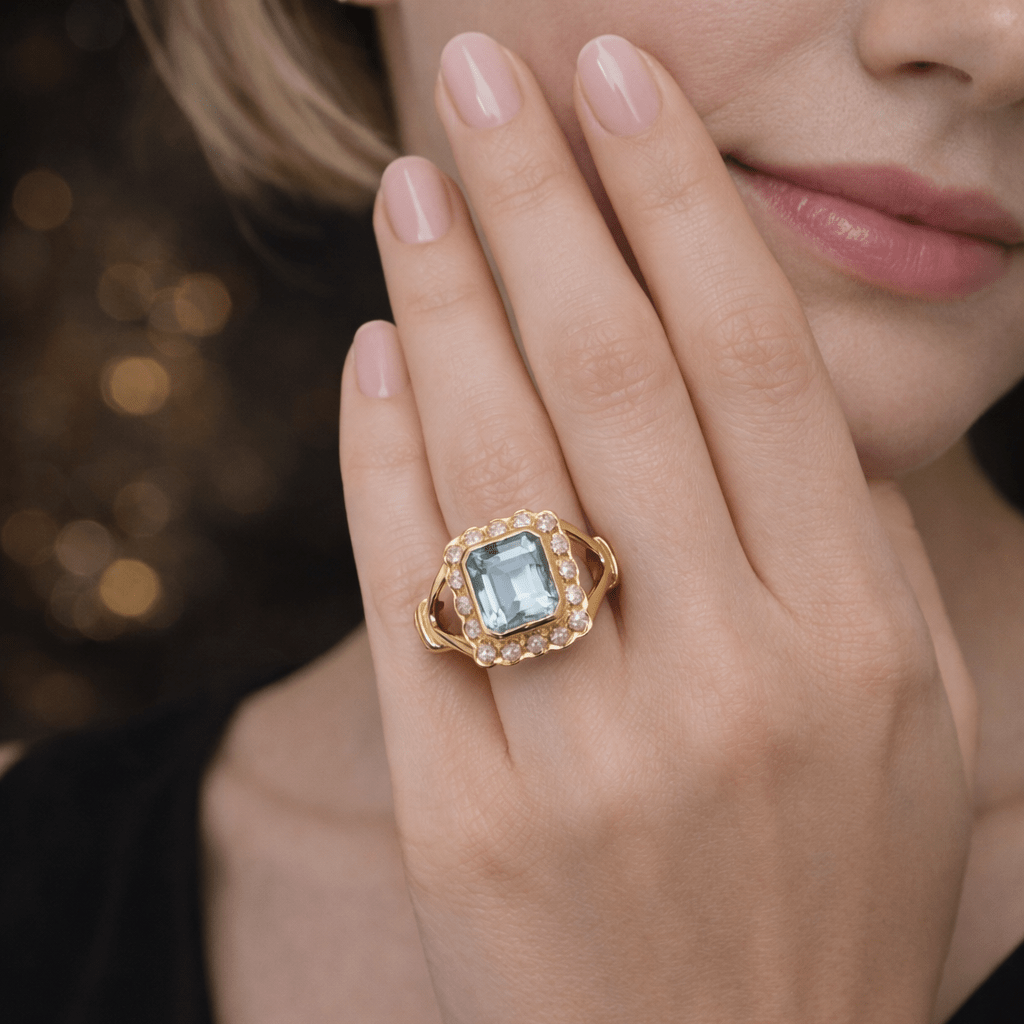 Bague Entourage en or jaune, aigue - marine et diamants - Castafiore
