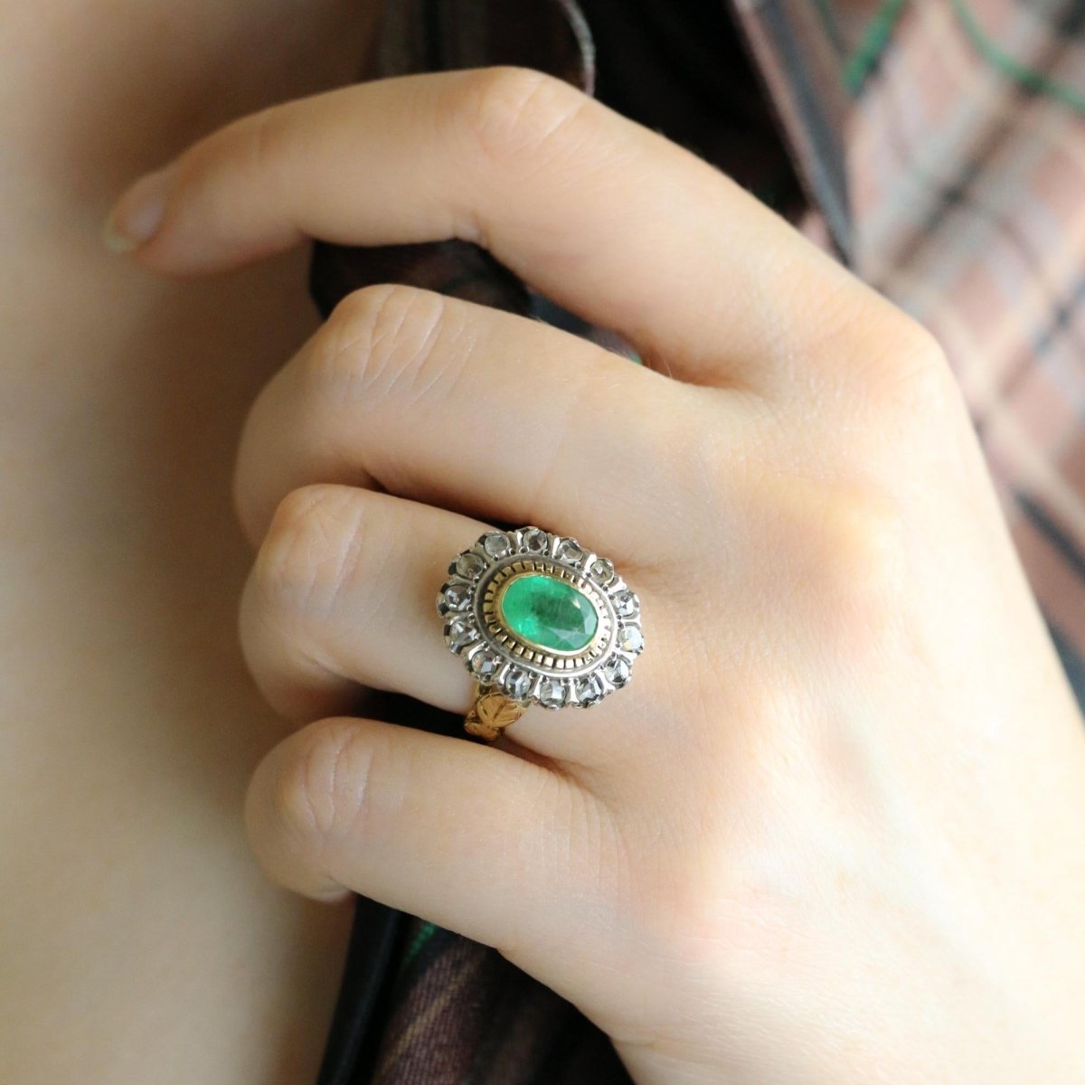 Bague Entourage en or jaune, argent, émeraude et diamants - Castafiore