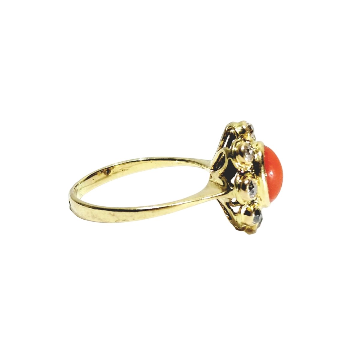 Bague Entourage en or jaune, corail et diamants - Castafiore