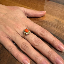 Bague Entourage en or jaune, corail et diamants - Castafiore
