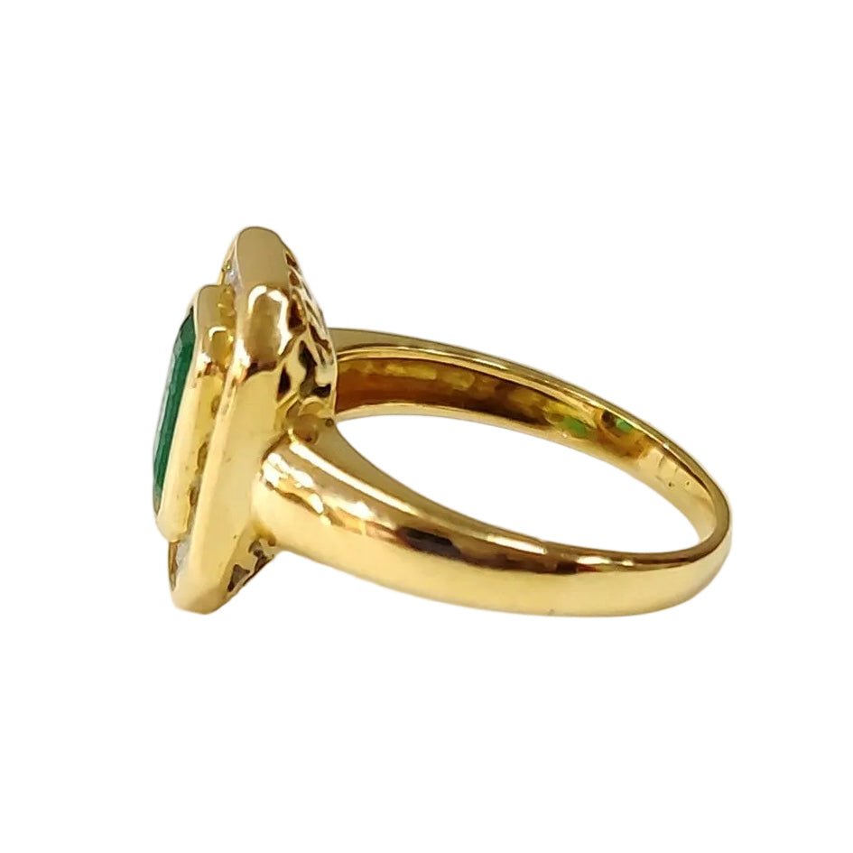 Bague Entourage en or jaune, émeraude et diamants - Castafiore