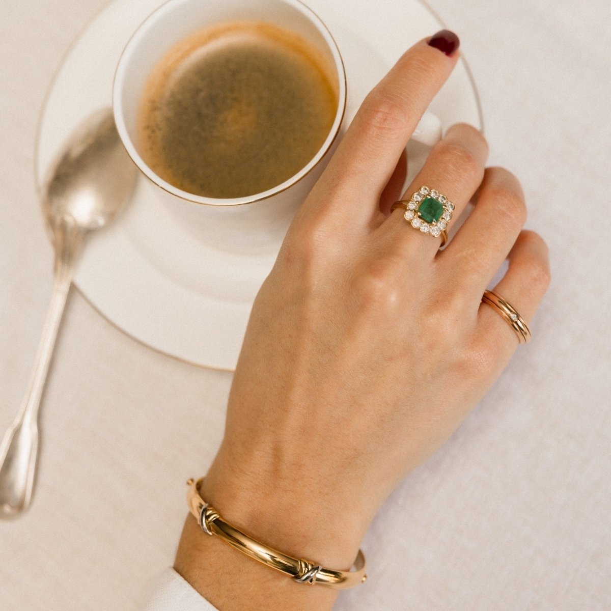 Bague Entourage en or jaune, émeraude et diamants - Castafiore