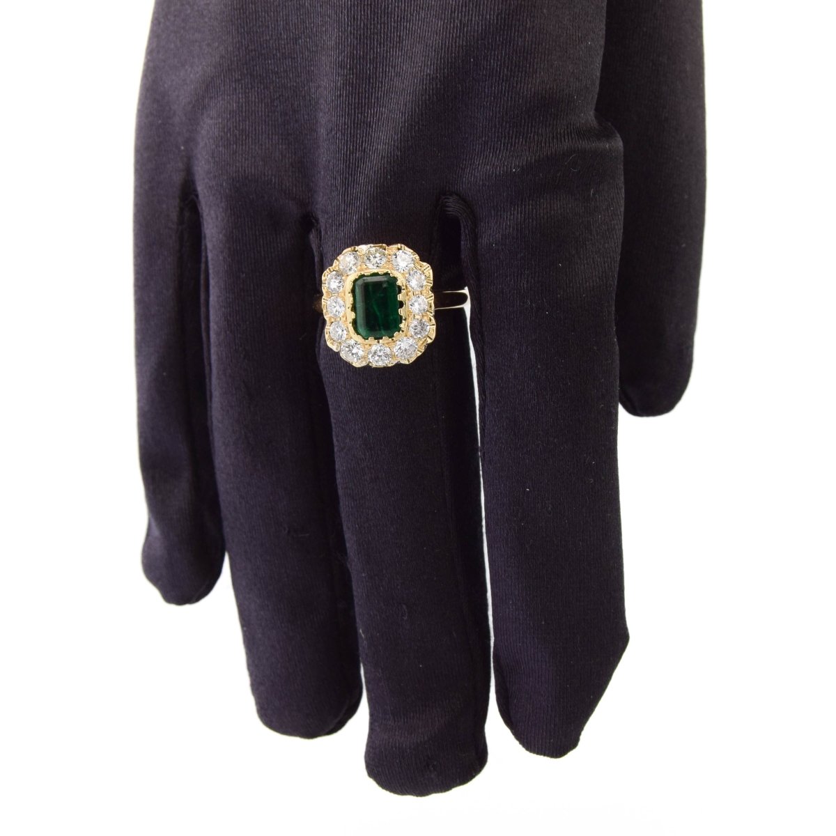 Bague Entourage en or jaune, émeraude et diamants - Castafiore