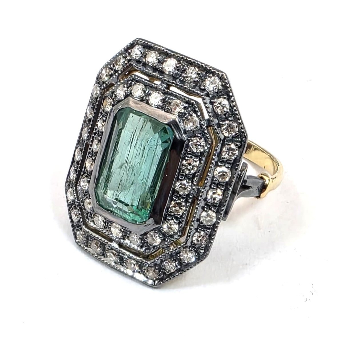 Bague Entourage en or jaune, émeraude et diamants - Castafiore