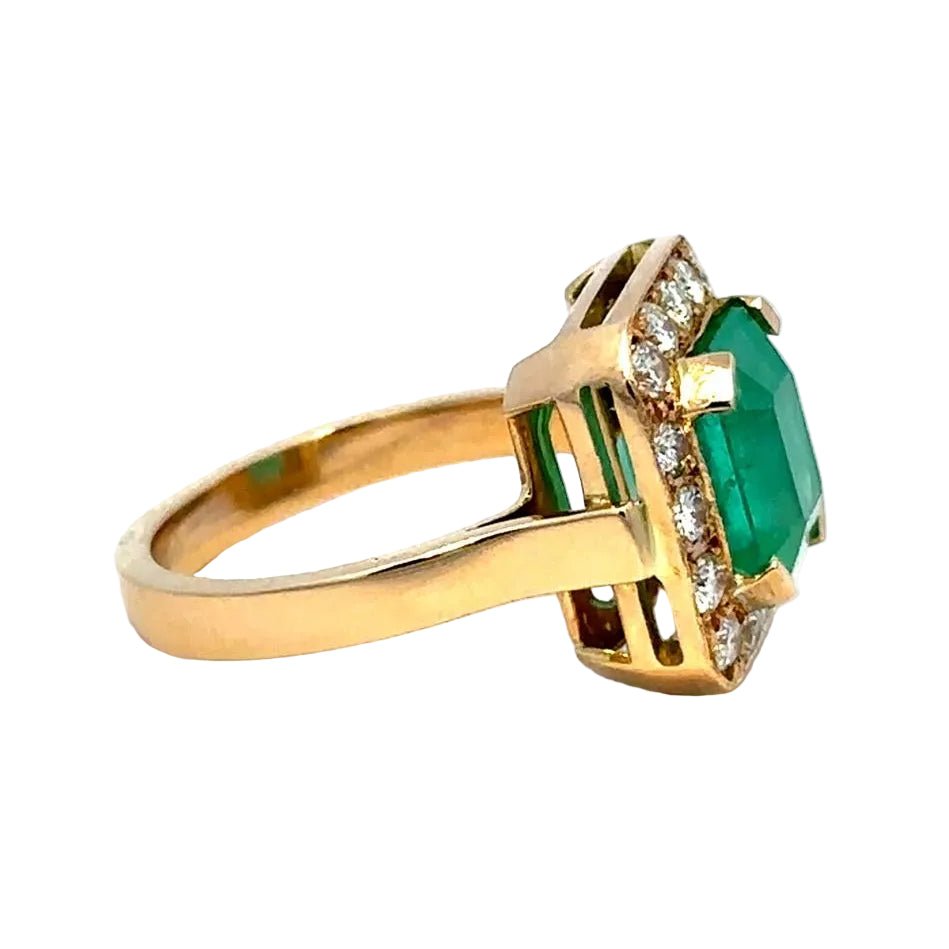 Bague Entourage en or jaune, émeraude et diamants - Castafiore