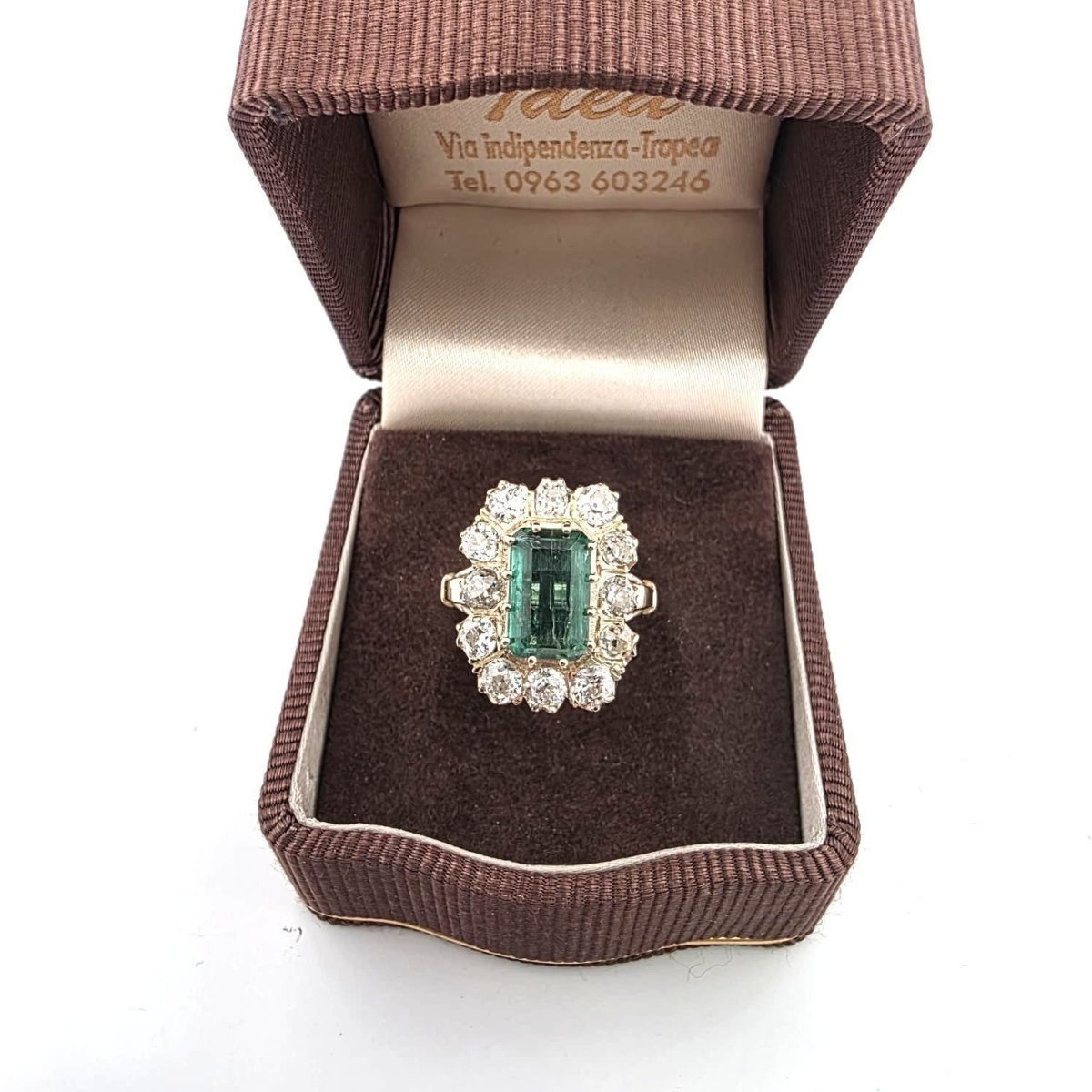 Bague Entourage en or jaune, émeraude et diamants - Castafiore