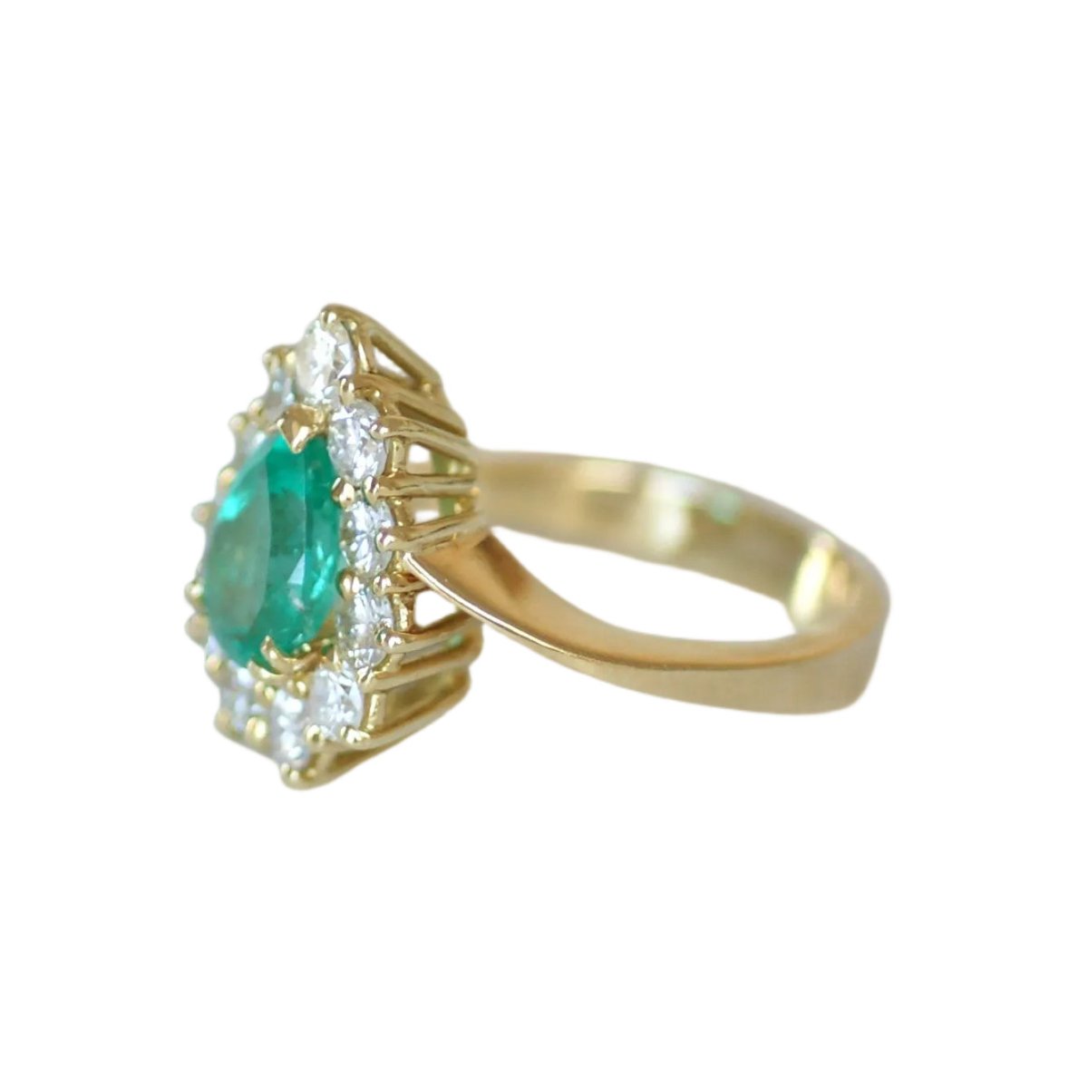 Bague Entourage en or jaune, émeraude et diamants - Castafiore