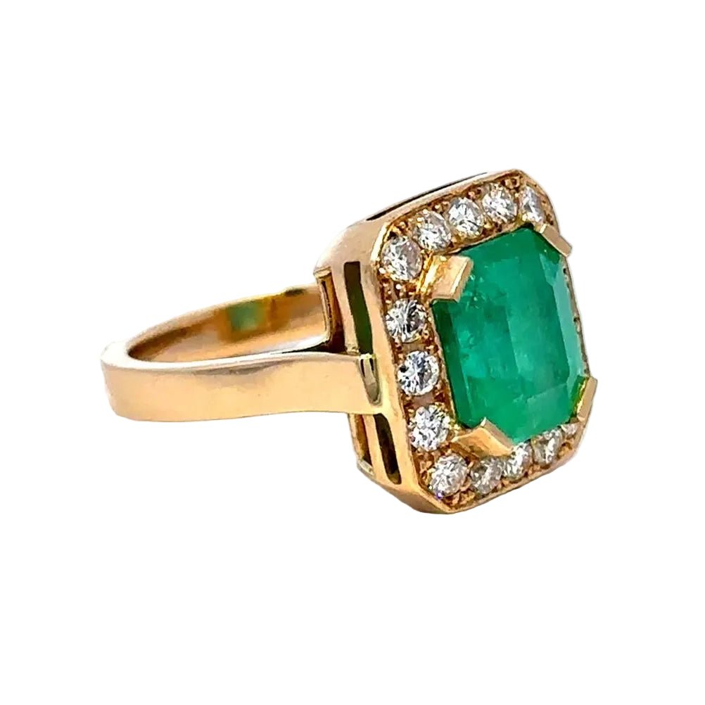 Bague Entourage en or jaune, émeraude et diamants - Castafiore