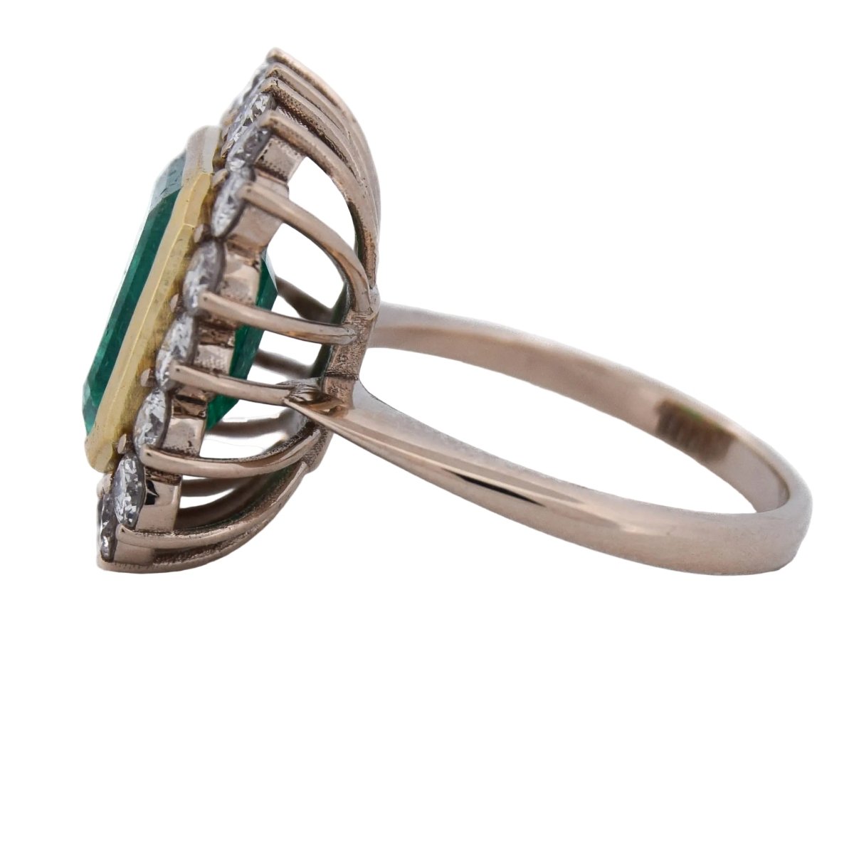 Bague Entourage en or jaune, émeraude et diamants - Castafiore