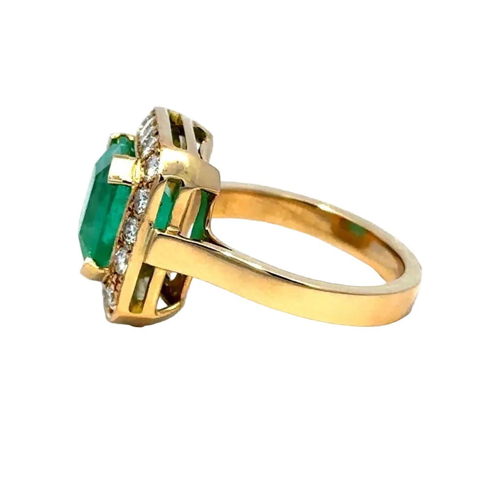 Bague Entourage en or jaune, émeraude et diamants - Castafiore