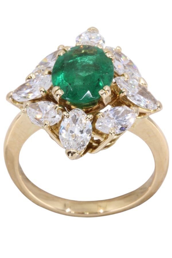 Bague Entourage en or jaune, émeraude et diamants - Castafiore