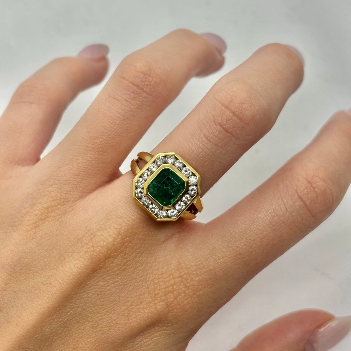 Bague Entourage en or jaune, émeraude et diamants - Castafiore