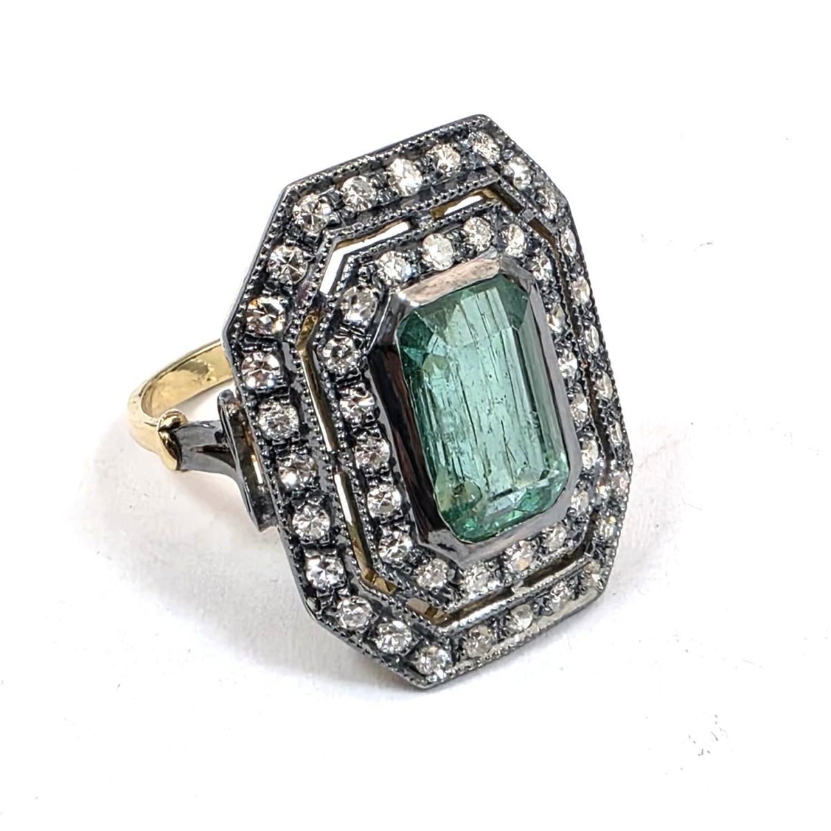 Bague Entourage en or jaune, émeraude et diamants - Castafiore