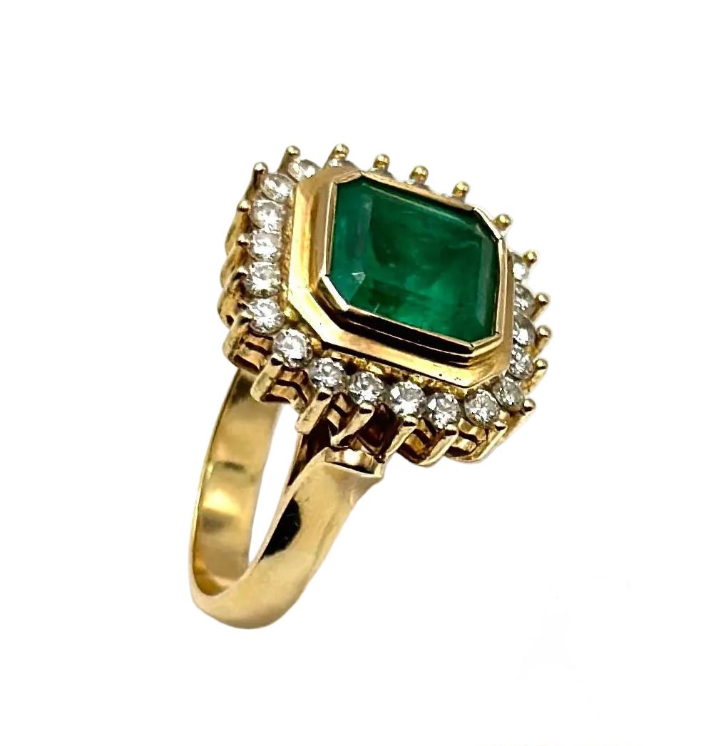 Bague Entourage en or jaune, émeraude et diamants - Castafiore