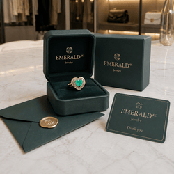 Bague Entourage en or jaune, émeraude et diamants - Castafiore
