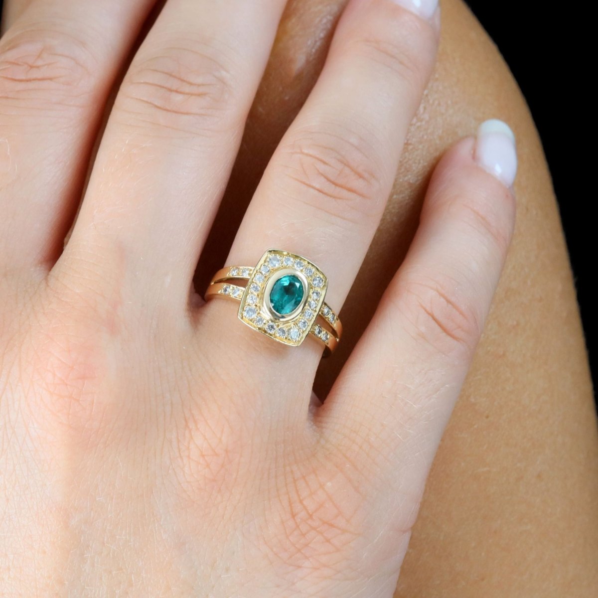 Bague Entourage en or jaune, émeraude et diamants - Castafiore