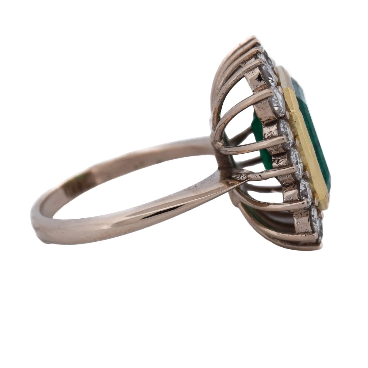 Bague Entourage en or jaune, émeraude et diamants - Castafiore