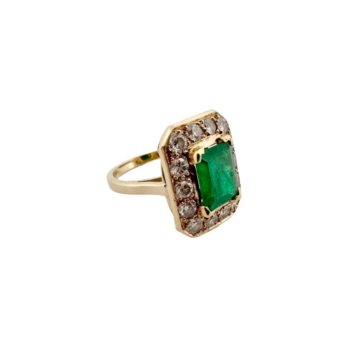 Bague Entourage en or jaune, émeraude et diamants - Castafiore