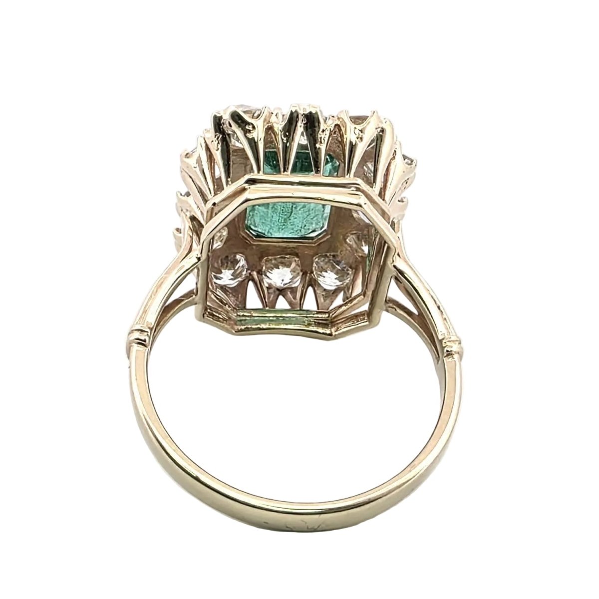 Bague Entourage en or jaune, émeraude et diamants - Castafiore