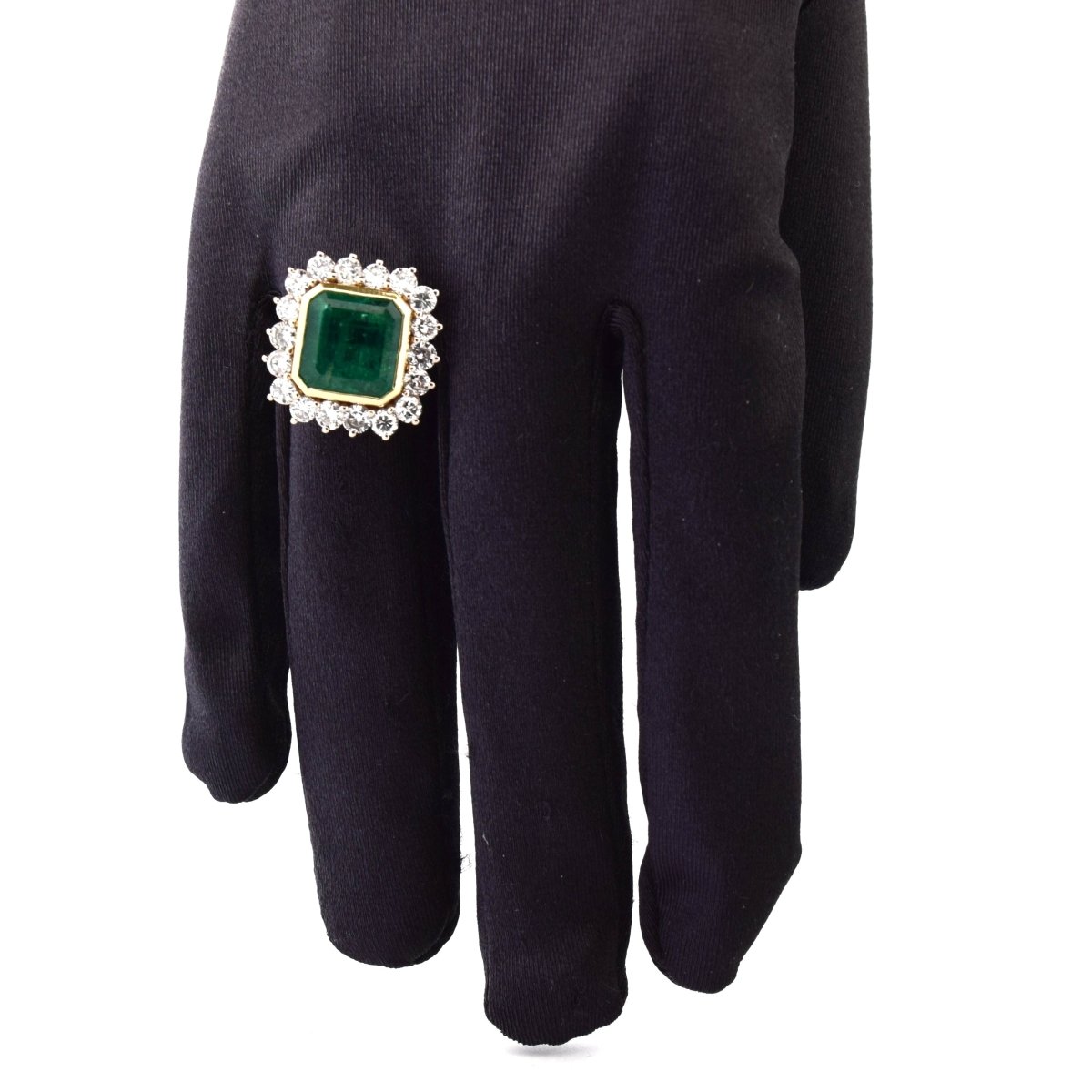Bague Entourage en or jaune, émeraude et diamants - Castafiore