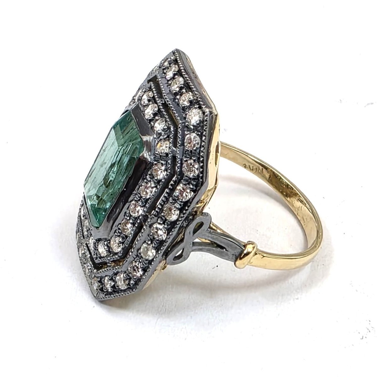 Bague Entourage en or jaune, émeraude et diamants - Castafiore
