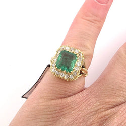 Bague Entourage en or jaune, émeraude et diamants - Castafiore