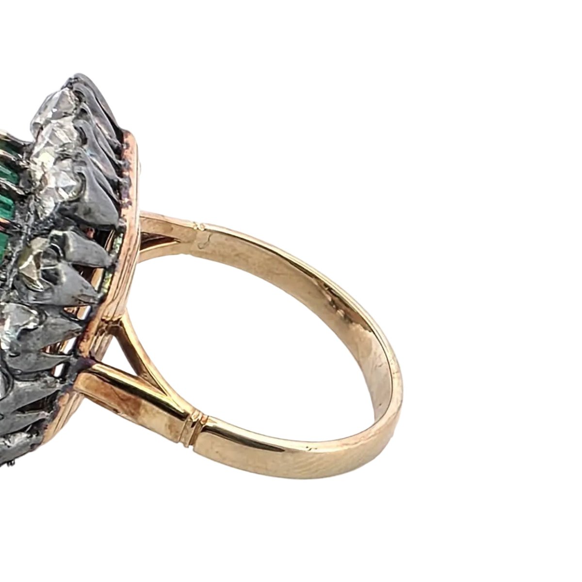 Bague Entourage en or jaune, émeraude et diamants - Castafiore