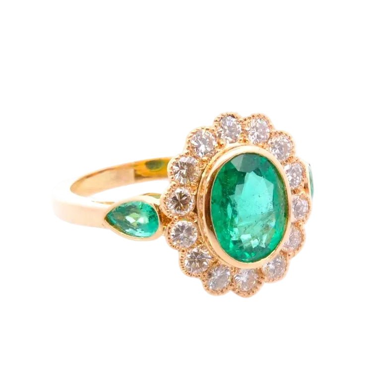 Bague Entourage en or jaune, émeraudes et diamants - Castafiore