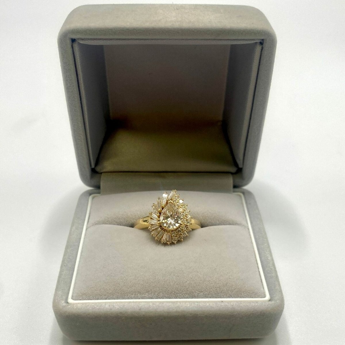 Bague Entourage en or jaune et diamants - Castafiore