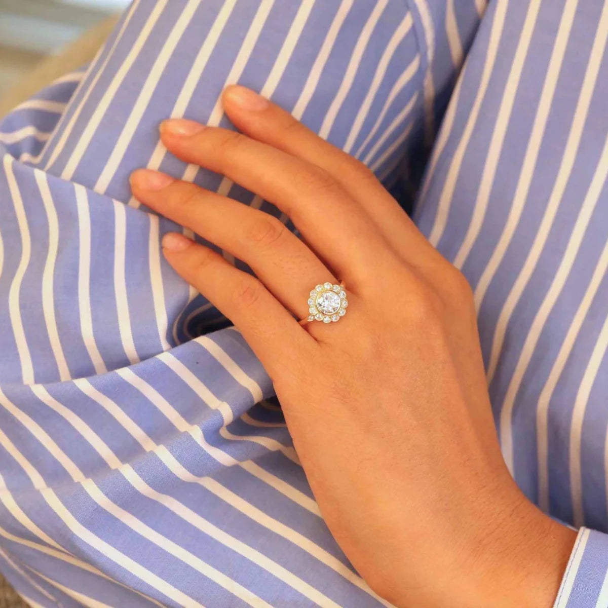 Bague Entourage en or jaune et diamants - Castafiore