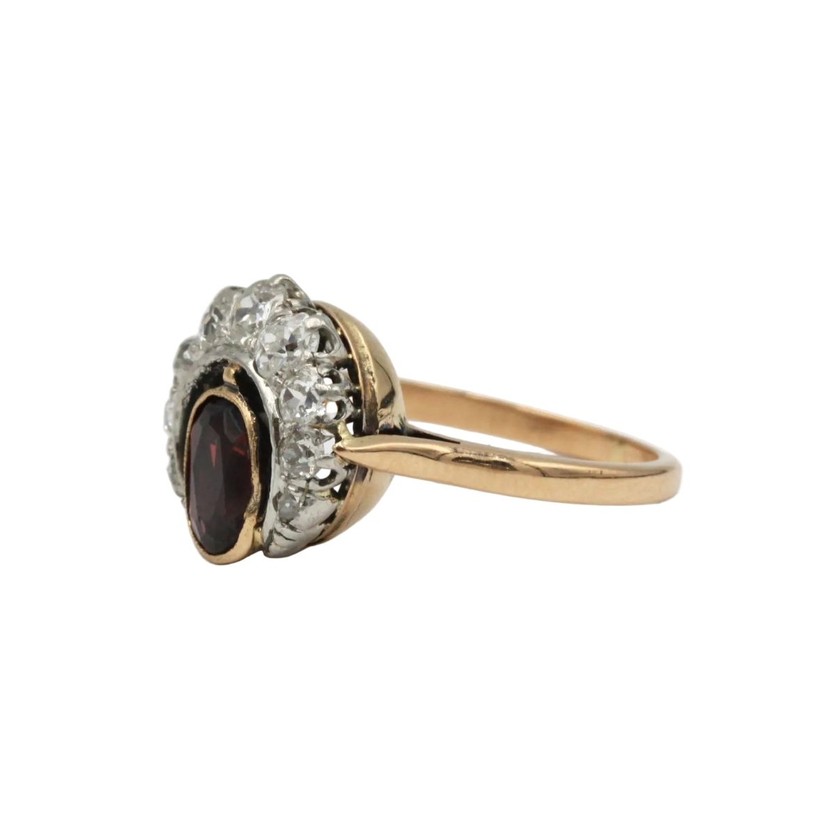 Bague Entourage en or jaune, grenat et diamants - Castafiore