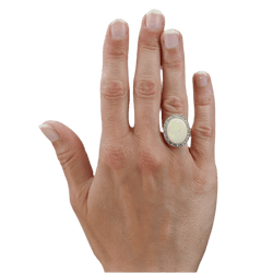 Bague Entourage en or jaune, opale et diamants - Castafiore