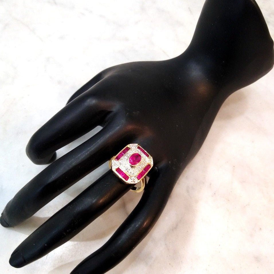 Bague Entourage en or jaune, or blanc, rubis, et diamants - Castafiore