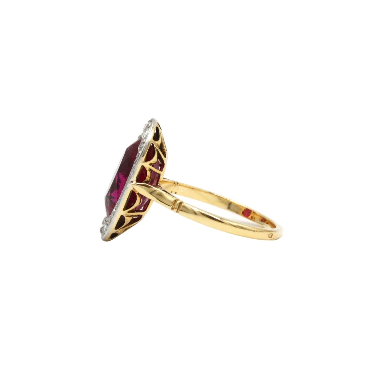 Bague Entourage en or jaune, or blanc, rubis et diamants - Castafiore