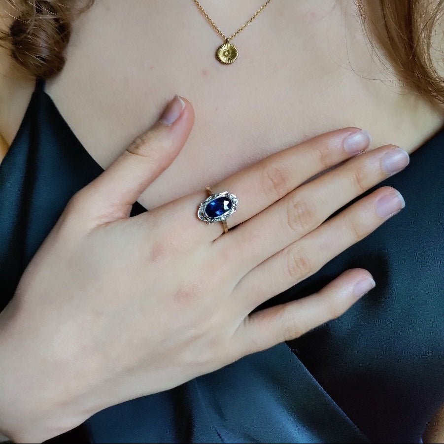 Bague Entourage en or jaune, or blanc, saphir et diamants - Castafiore