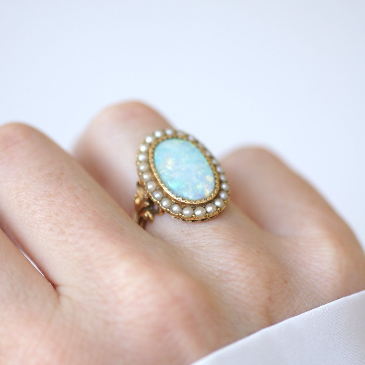 Bague Entourage en or jaune, perles et opale - Castafiore