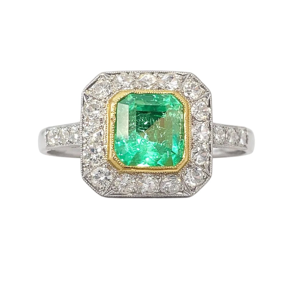 Bague Entourage en or jaune, platine, émeraude et diamants - Castafiore