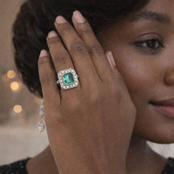 Bague Entourage en or jaune, platine, émeraude et diamants - Castafiore