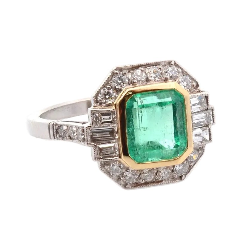 Bague Entourage en or jaune, platine, émeraude et diamants - Castafiore