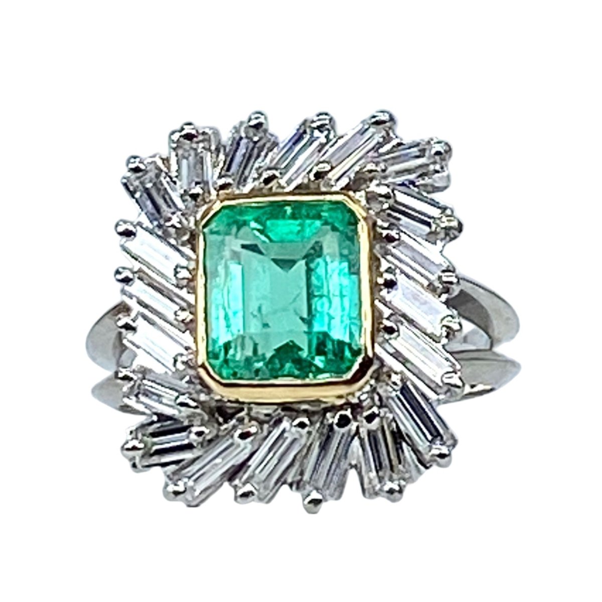 Bague Entourage en or jaune, platine, émeraudes et diamants - Castafiore