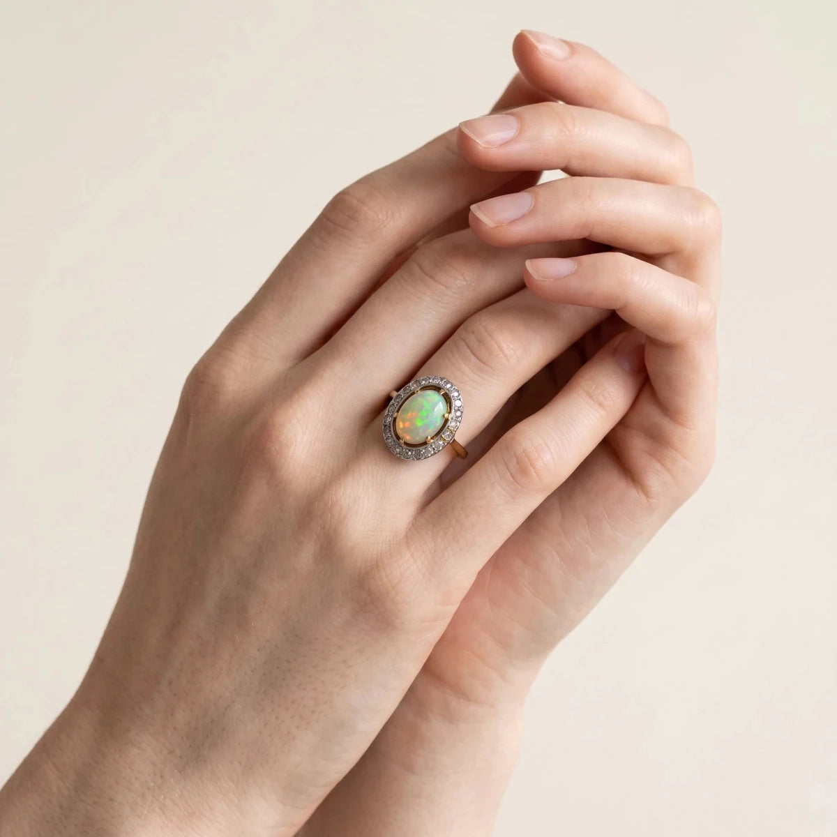 Bague Entourage en or jaune, platine, opale et diamants - Castafiore