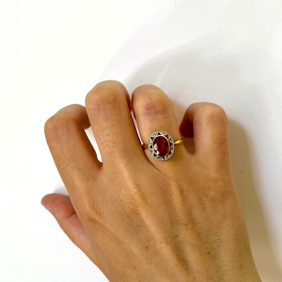 Bague Entourage en or jaune, platine, rubis, et diamants - Castafiore