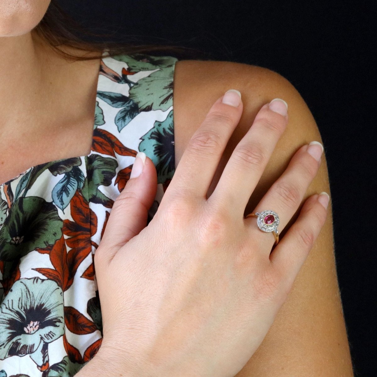 Bague Entourage en or jaune, platine, rubis et diamants - Castafiore