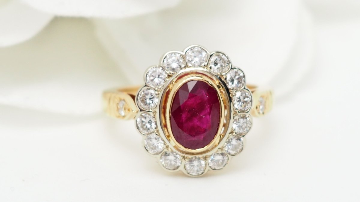 Bague entourage en or jaune, rubis et diamants - Castafiore