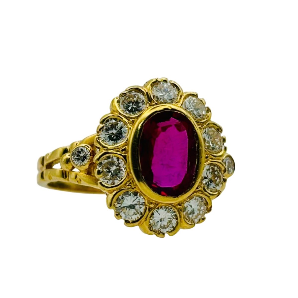 Bague Entourage en or jaune, rubis et diamants - Castafiore