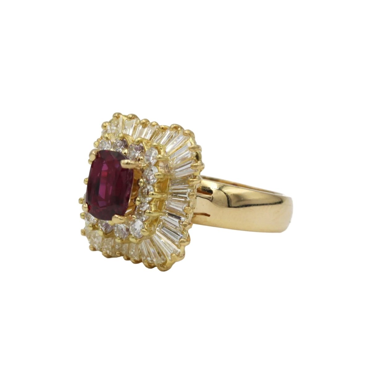 Bague Entourage en or jaune, rubis et diamants - Castafiore