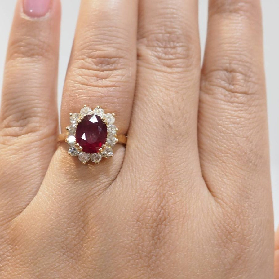 Bague entourage en or jaune rubis et diamants - Castafiore