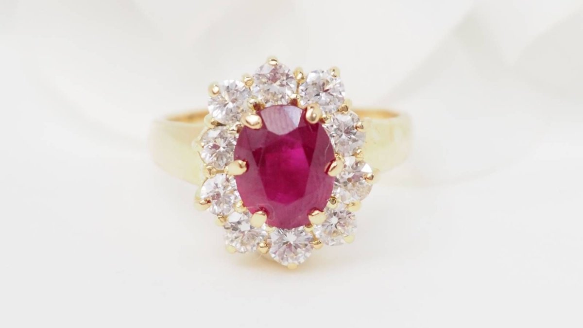 Bague Entourage en or jaune rubis et diamants - Castafiore
