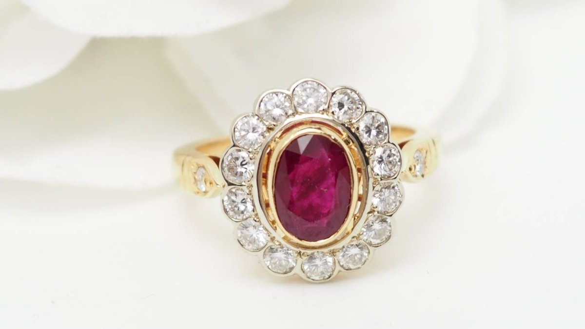 Bague entourage en or jaune, rubis et diamants - Castafiore