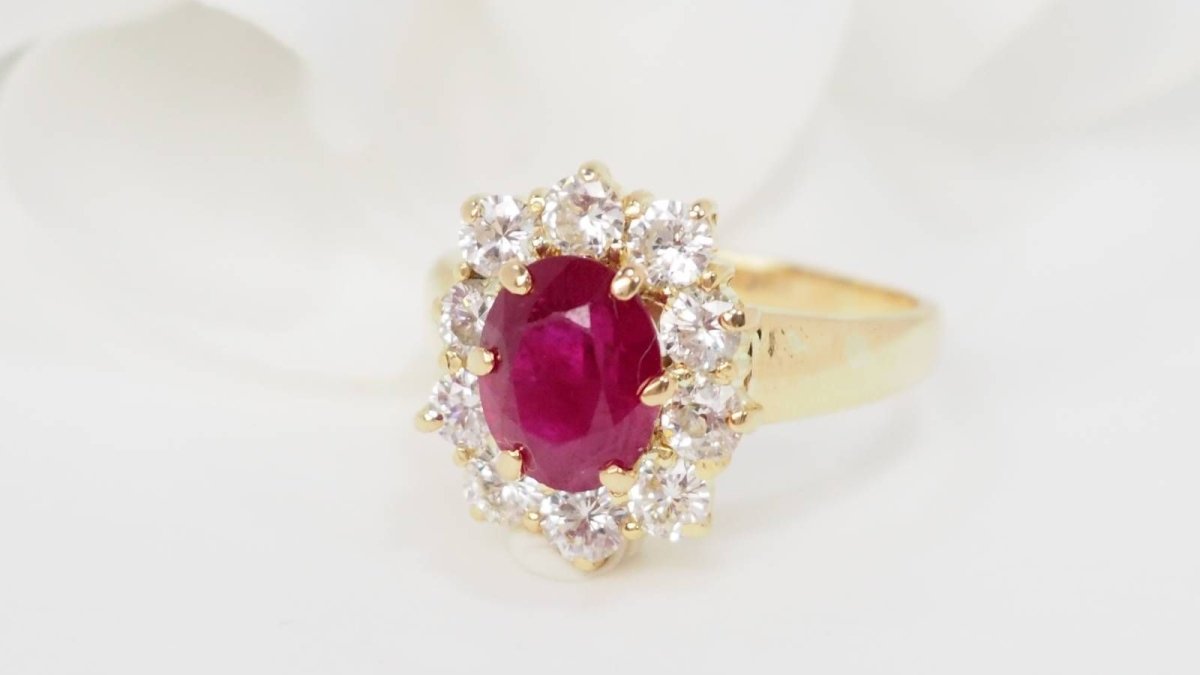 Bague Entourage en or jaune rubis et diamants - Castafiore